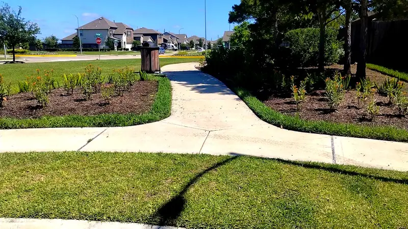 Walkway & Turf Edging — Landscape Maintenance