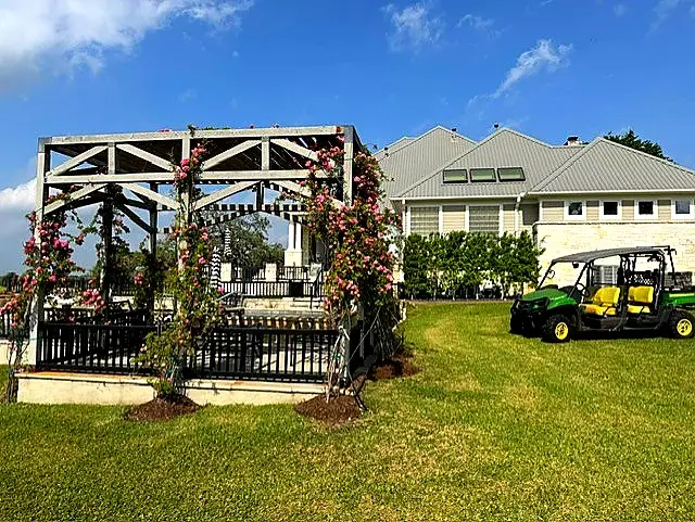 Community Pergola Grounds — HOA & Commercial Properties