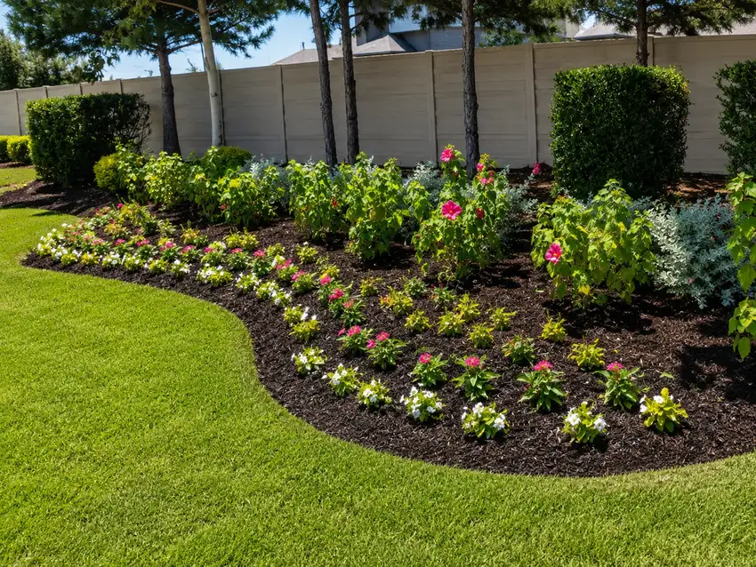 Sweeping community bed with mixed color and mulch — HOA & Commercial Properties